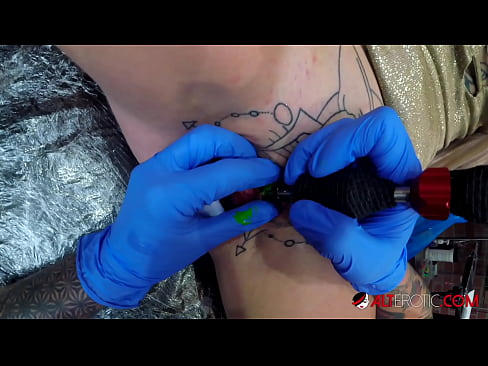❤️ Extremadamente tatuado hottie Sully Savage consiguió un tatuaje en su clítoris ❤️❌ Video de sexo en es.pornolymp.ru ❌️❤️❤️❤️❤️❤️❤️❤️